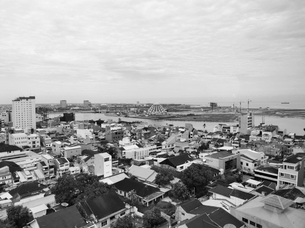 Makassar Airport to City: Taxi Zones, Bus, Apps (2026)
